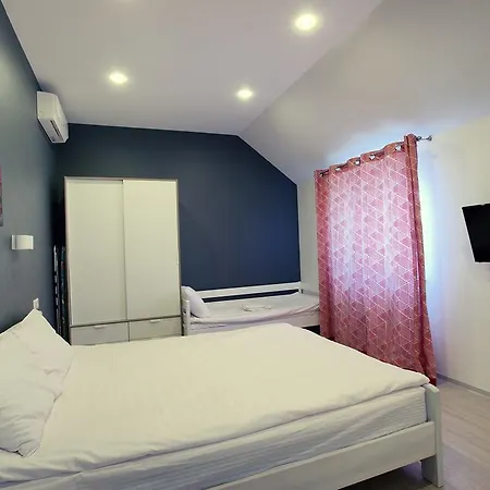 у моря золотий берег *